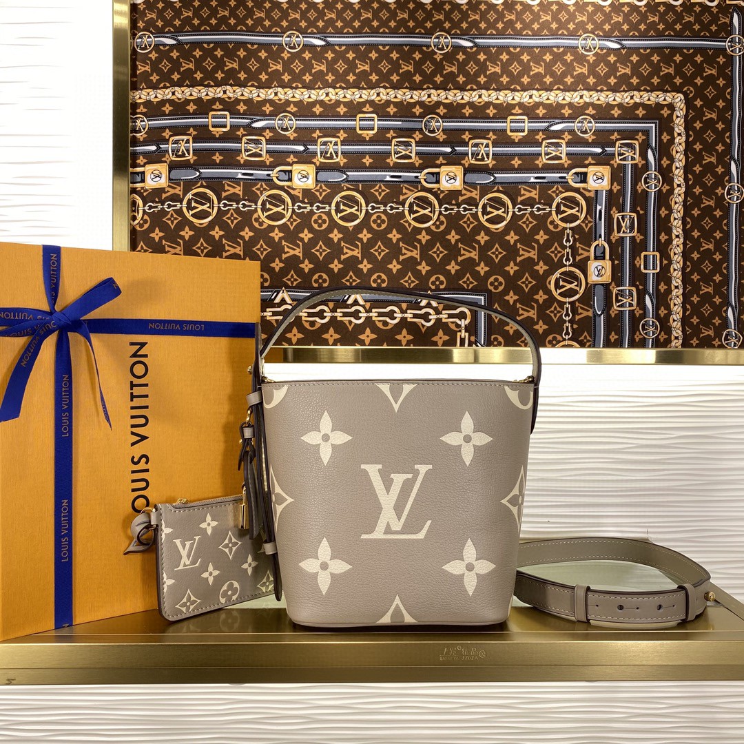 顶级原单 68558856 M13480 12925 13045 灰色/丝印 本款 All InBB手袋为Monogram帆布搭配亮泽金属件,以标志性挂锁和名牌彰显经典格调.可调节肩带延续品牌制箱传承,皮革肩带增添斜挎和肩背选择.可折叠设计实现廓形的自如收放,充裕空间成就日常佳选 尺寸:16x18x12厘米