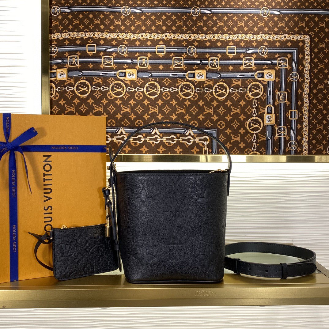 顶级原单 68558856 M13480 12925 13045 黑色/丝印 本款 All InBB手袋为Monogram帆布搭配亮泽金属件,以标志性挂锁和名牌彰显经典格调.可调节肩带延续品牌制箱传承,皮革肩带增添斜挎和肩背选择.可折叠设计实现廓形的自如收放,充裕空间成就日常佳选 尺寸:16x18x12厘米