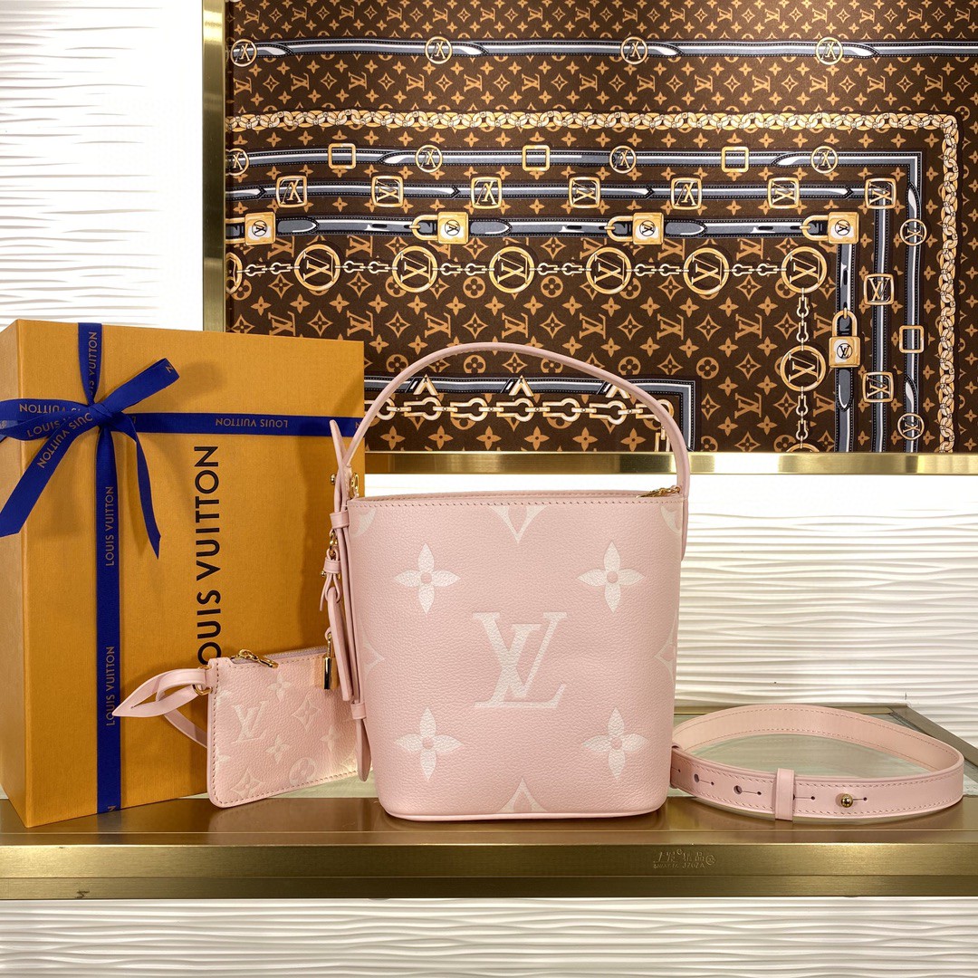 顶级原单 68558856 M13480 12925 13045 黑色/丝印 14356奶昔粉 本款 All InBB手袋为Monogram帆布搭配亮泽金属件,以标志性挂锁和名牌彰显经典格调.可调节肩带延续品牌制箱传承,皮革肩带增添斜挎和肩背选择.可折叠设计实现廓形的自如收放,充裕空间成就日常佳选 尺寸:16x18x12厘米