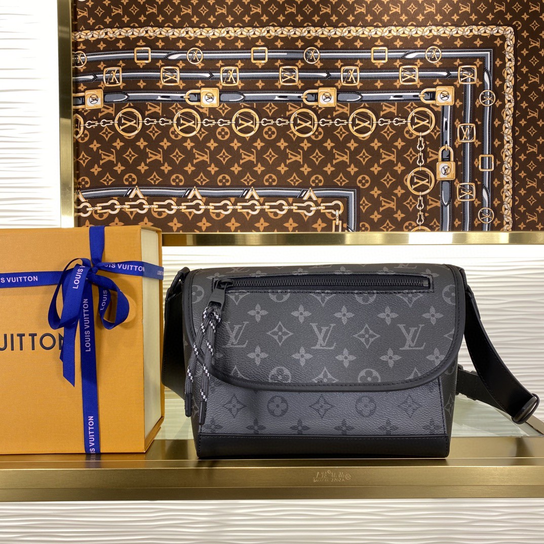 顶级原单 65558853 m12681 银花 本款 Pulse 邮差包以 Monogram Eclipse 帆布塑造精巧构型,为翻盖上的外袋搭配线绳拉链头。磁扣开合方便取放物品,巧用侧环调节皮革肩带,肩背斜挎两相宜。
尺寸:17 x 11 x 26.6 厘米。