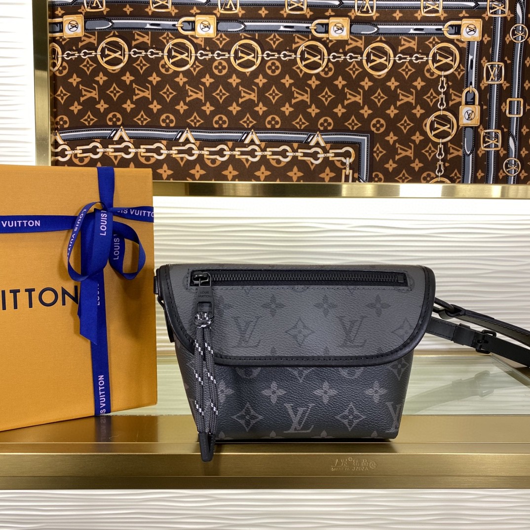 顶级原单 60558848 m12806 银花 本款 Pulse 迷你手袋取材 Monogram Eclipse 涂层帆布,以简洁线条和运动元素传递摩登格调。精巧构型内设主隔层,翻盖上的拉链口袋点缀线绳拉链头。 尺寸:16 x 5 x 22.5 厘米