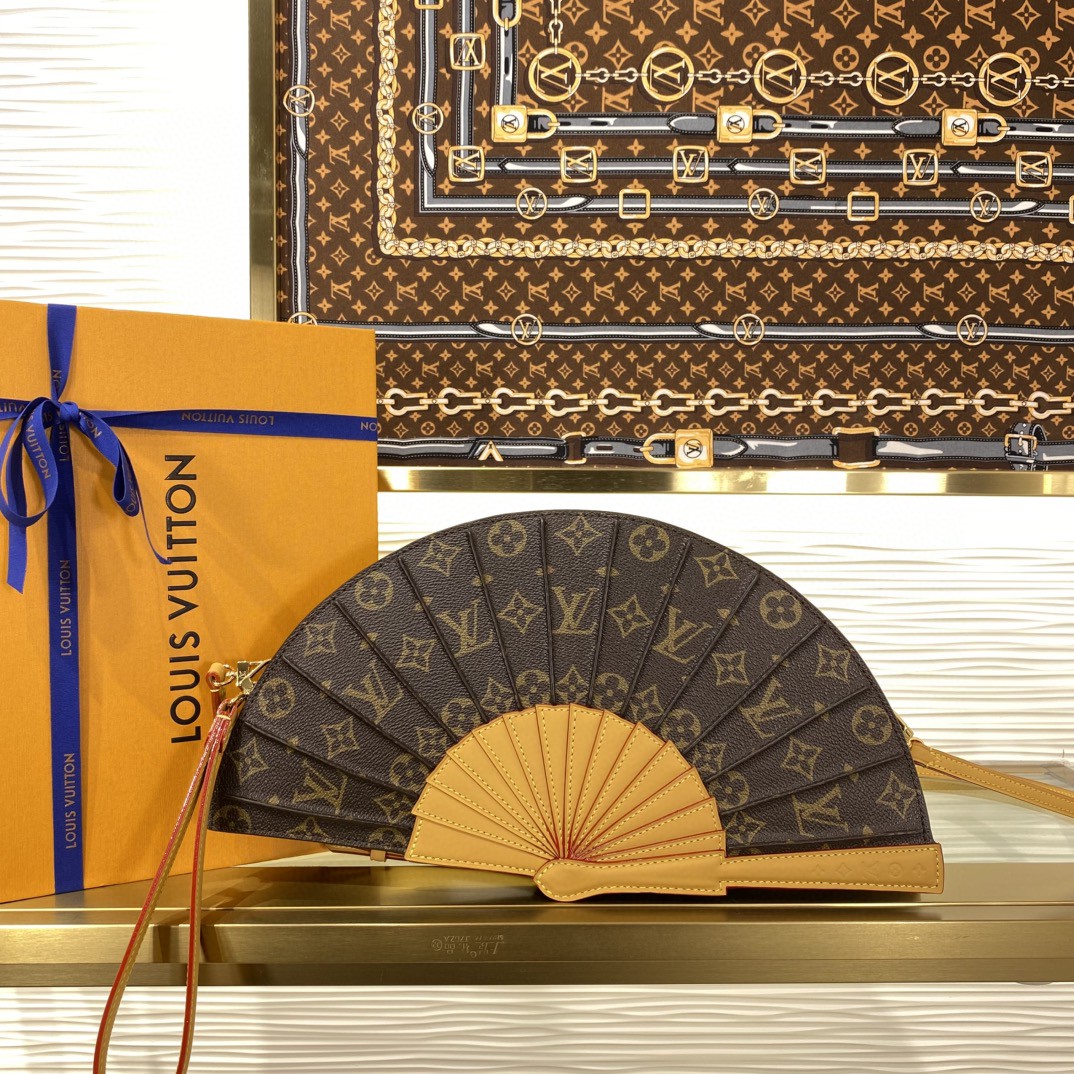 顶级原单 72558860  m14804   扇子 LV Fan 手袋取材 Monogram 帆布，以别致设计亮相 2025 春夏秀场，成就收藏家之选。皮革之上点缀 Monogram 花卉细节，手提或肩背皆宜。
尺寸：19 x 6 x 37 厘米。