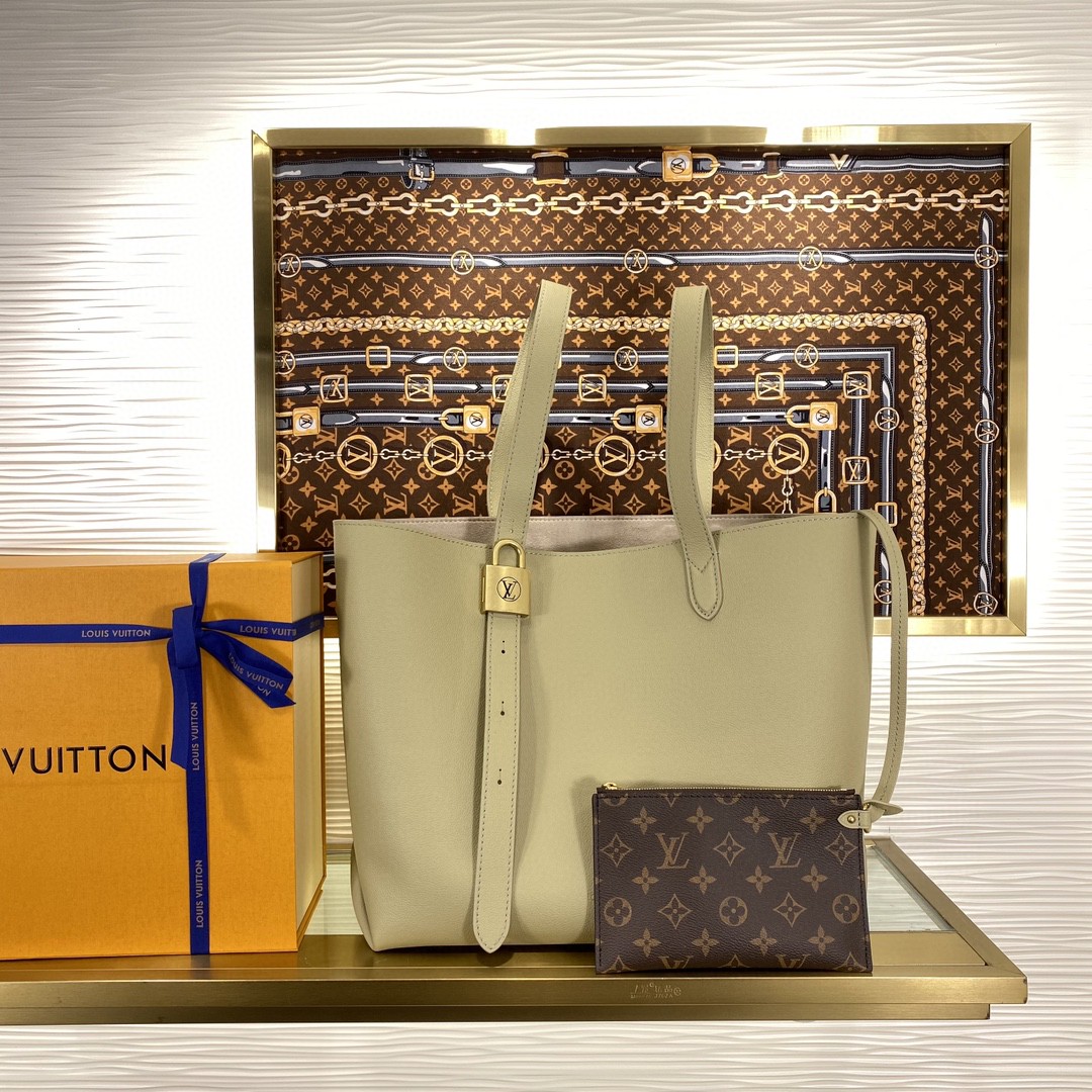 顶级原单  85558873 M25341 黑色 M25342 棕色 M25343栋石绿 2024最新秋冬新款，Low Key Cabas 中号手袋以柔软粒面牛皮革包裹绒面皮革内衬，匠心打造华美格调。品牌标志性挂锁演绎优雅美学和安全性能的兼收并蓄，可调节手柄实现手提和长短肩背的随心切换。
尺寸:47.0 x 30.0 x 14.0 厘米