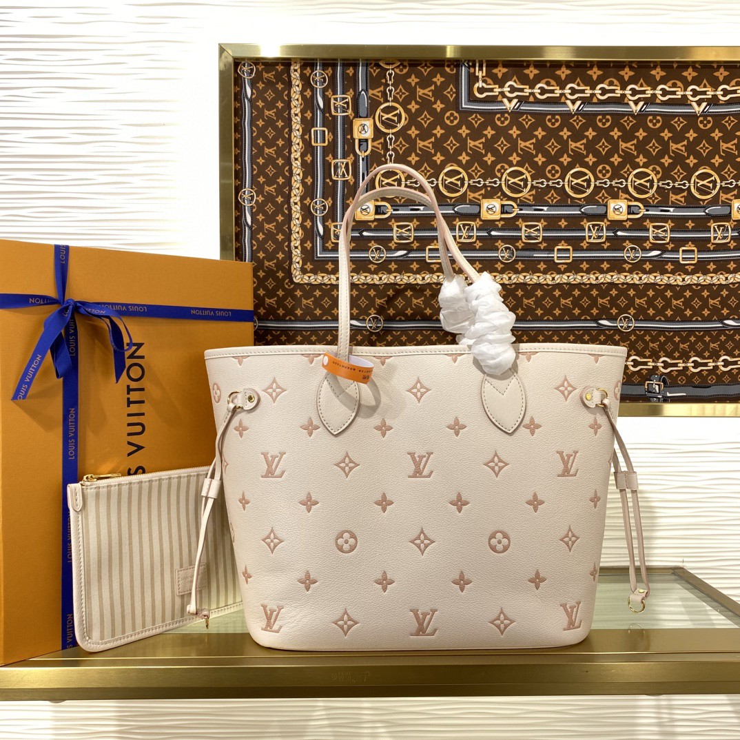 顶级原单 82558870 M45685 M14285 奶油杏色(提花)这款Neverfull MM手袋以同色美学重译经典Monogram Empreinte 皮革。Neverfull是一个宽敞的包,带有侧边鞋带,可以收紧光滑的诱惑或放松休闲的外观。里面有一个可拆卸的袋子,用皮绳固定在袋子上。 尺寸:32-29-17厘米