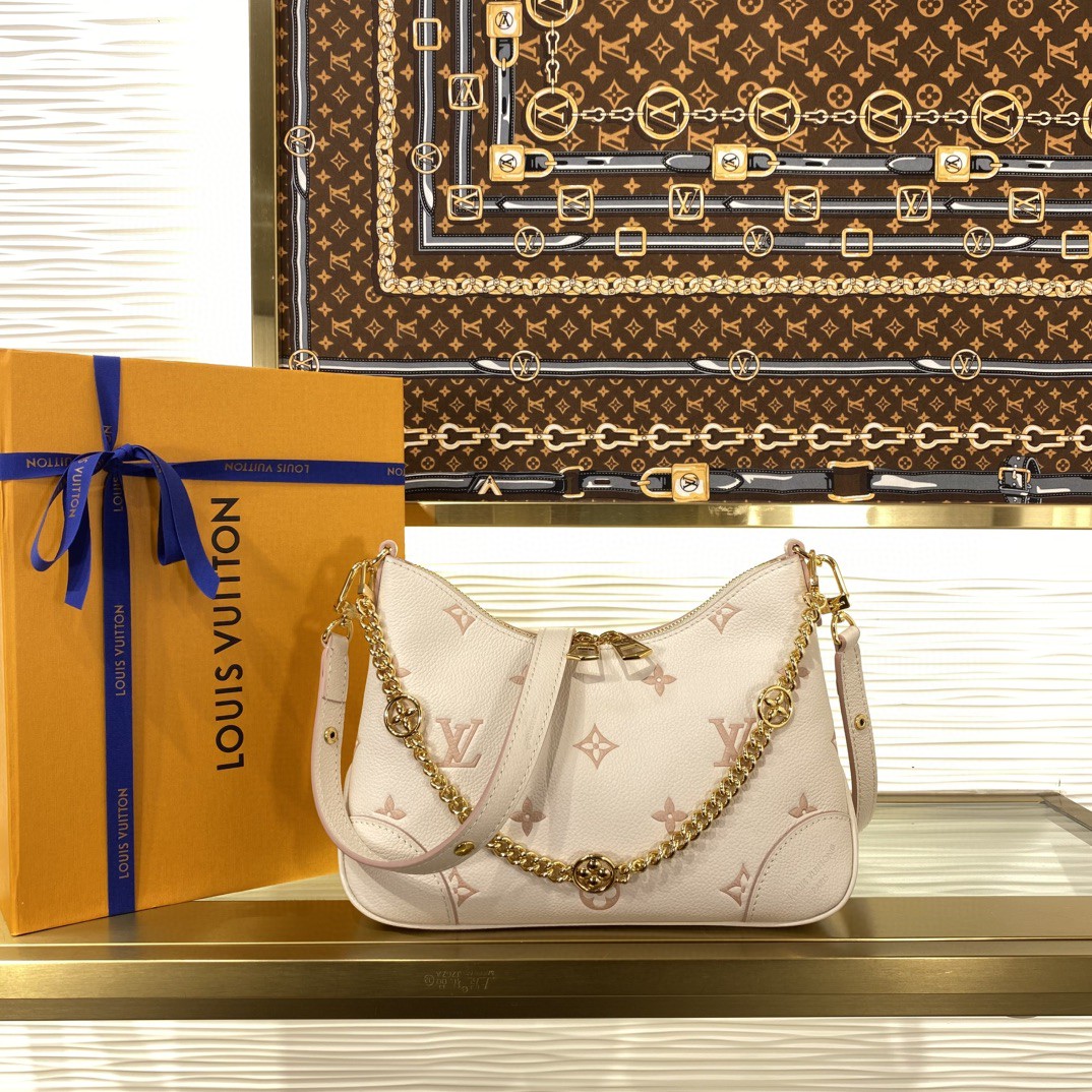 顶级原单 72558860 M14734 奶杏色(提花) 本款 Boulogne 手袋以同色美学重绎经典 Monogram Empreinte 皮革，借可拆卸链条与 LV 花卉装饰注入优雅莹泽。灵巧构型实现多种背携方式，内贴袋可轻松收纳智能手机。 尺寸：16 x 9.5 x 29 厘米