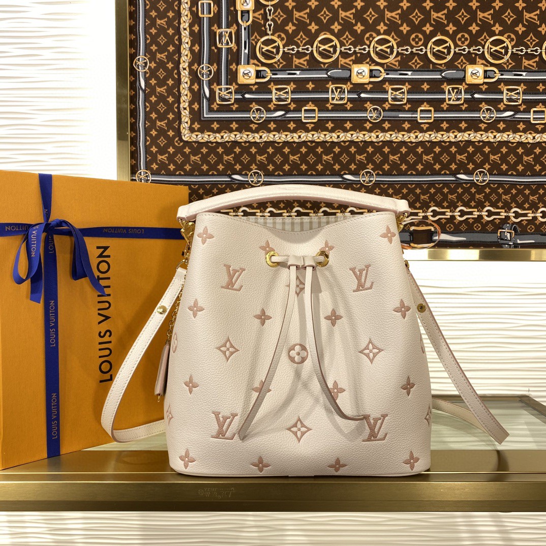 顶级原单 80558868 m45256 M14401奶杏色 (提花)NéoNoé 中号水桶包以同色美学重绎经典monogram empreinte皮革,在皮革抽绳与精致孔眼的点缀中愈显典雅。轻盈构型贴合身体律动,巧用可拆卸顶部手柄或可脱卸及调节的肩带,手提、肩背、斜挎均是舒适体验。
尺寸:26 x 26 x 17.5 厘米