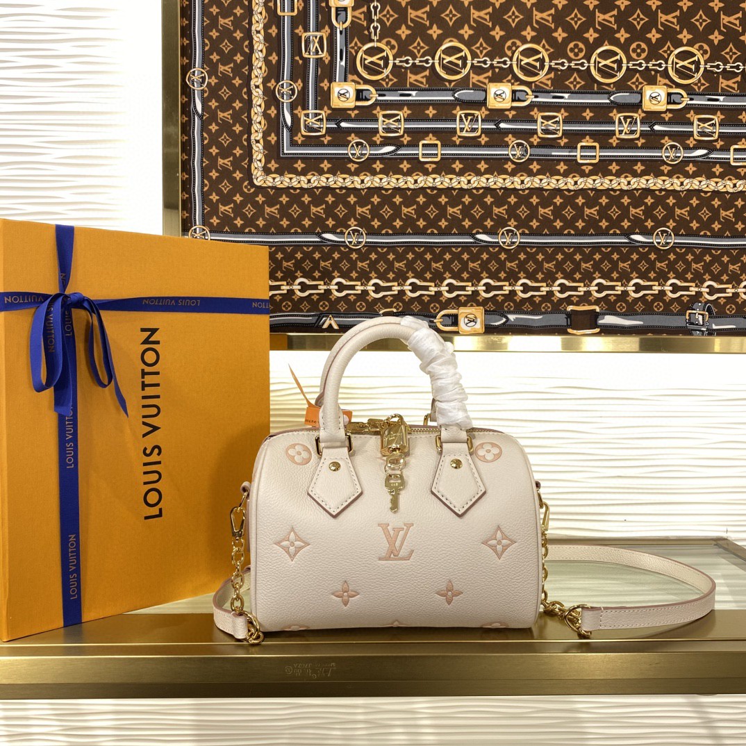 顶级原单 72558860 M14291 奶杏色(提花)焕新品牌经典 Monogram Empreinte 皮革,以相同色调勾勒图案轮廓,再以条纹内衬、耀目挂锁和可拆卸链条丰富细节。紧凑构型可容纳日常所需,手提或斜挎皆宜。
尺寸: 13.5 x 12 x 20.5 厘米