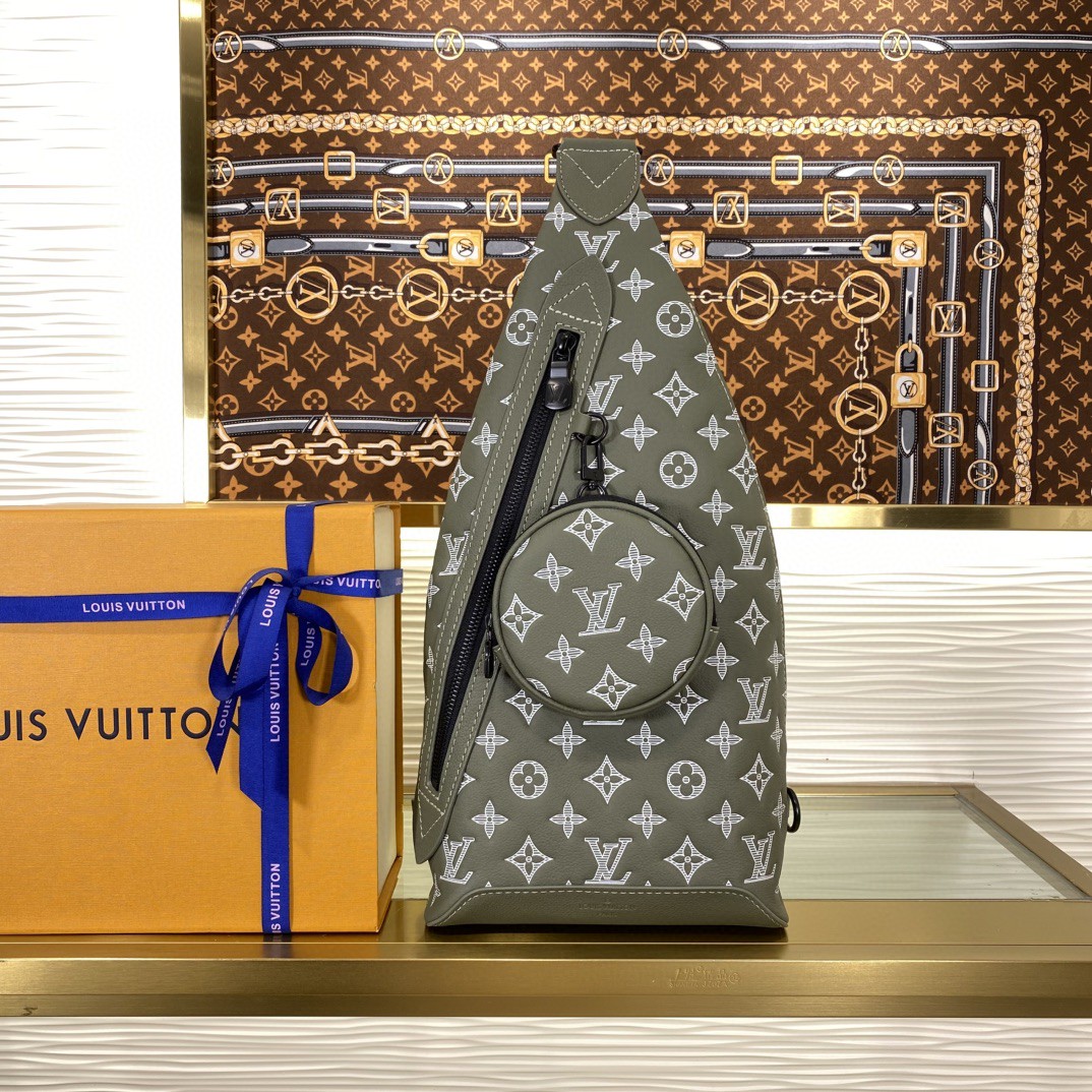 顶级原单 72558860  m12486 军绿色（条纹压花）橄榄绿色的小牛皮，带有白色压花的Monogram签名，为这款Monogram Shadow小牛皮的Duo Slingbag带来了运动感。作为背包的替代品，它有一个可拆卸的小袋和一个主隔间，可以存放小物品。可调节的肩带可以连接到右侧或左侧。
尺寸：20 x 42 x 6厘米