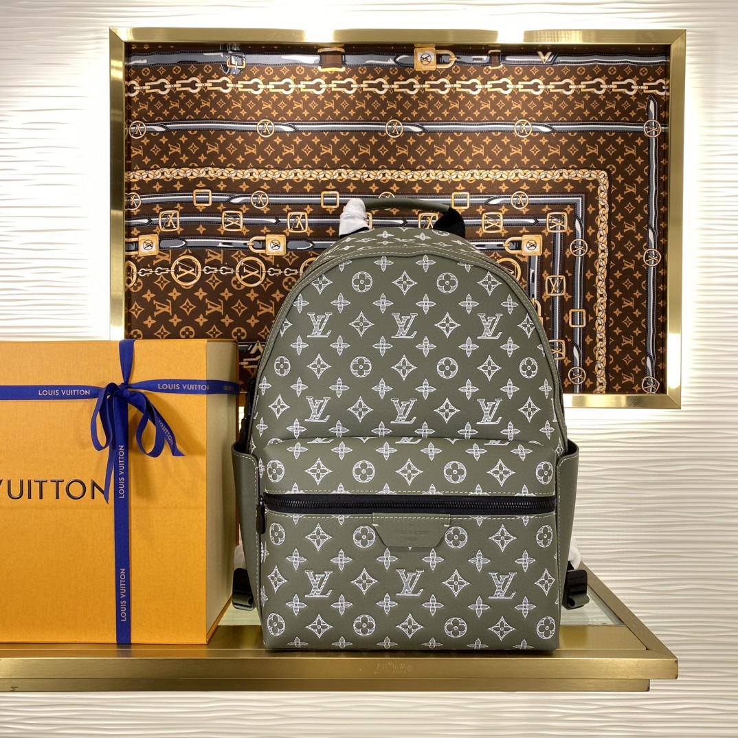 顶级原单 85558873  M12463 军绿色（条纹压花）本款 Discovery 小号双肩包取材 Monogram Shadow 压纹牛皮革，为经典设计注入清新户外格调。圆润构型设有多个内外口袋，成就日常出行的理想之选。
尺寸：29x38x20厘米