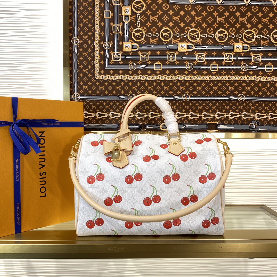 顶级原单 70558858  M14238 白花/樱桃 邂逅路易威登 x 村上隆复刻系列的个性美学。Monogram 涂层帆布本次选择素净色彩，烘托日本艺术家笔下绚烂热烈的樱桃图案。丹宁布构筑内层，Toron 顶部手柄和可拆卸 Toron 肩带均取材皮革，蝴蝶结形状钥匙包丰富细节。
尺寸 ：17 x 30 x 21 厘米