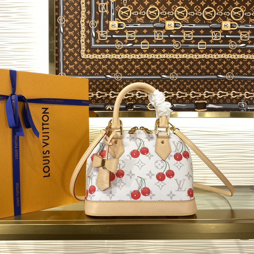 顶级原单  70558858  m14234 樱桃 Alma BB手提包作为Louis Vuitton x Murakami系列欢乐再版的一部分，做出了别致的声明。装饰艺术风格的剪影在房子标志性的Monogram涂层帆布上引人注目，上面装饰着日本艺术家大胆色调的旺盛的樱桃图案。具有代号的天然皮革突出了优雅的Toron顶部手柄、底部和俏皮的蝴蝶结形钥匙扣。
尺寸：23.5 x 17.5 x 11.5厘米