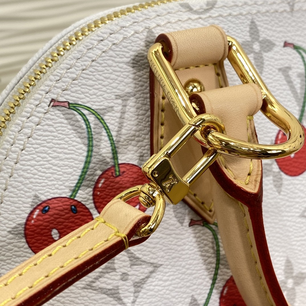 顶级原单  70558858  m14234 樱桃 Alma BB手提包作为Louis Vuitton x Murakami系列欢乐再版的一部分，做出了别致的声明。装饰艺术风格的剪影在房子标志性的Monogram涂层帆布上引人注目，上面装饰着日本艺术家大胆色调的旺盛的樱桃图案。具有代号的天然皮革突出了优雅的Toron顶部手柄、底部和俏皮的蝴蝶结形钥匙扣。
尺寸：23.5 x 17.5 x 11.5厘米