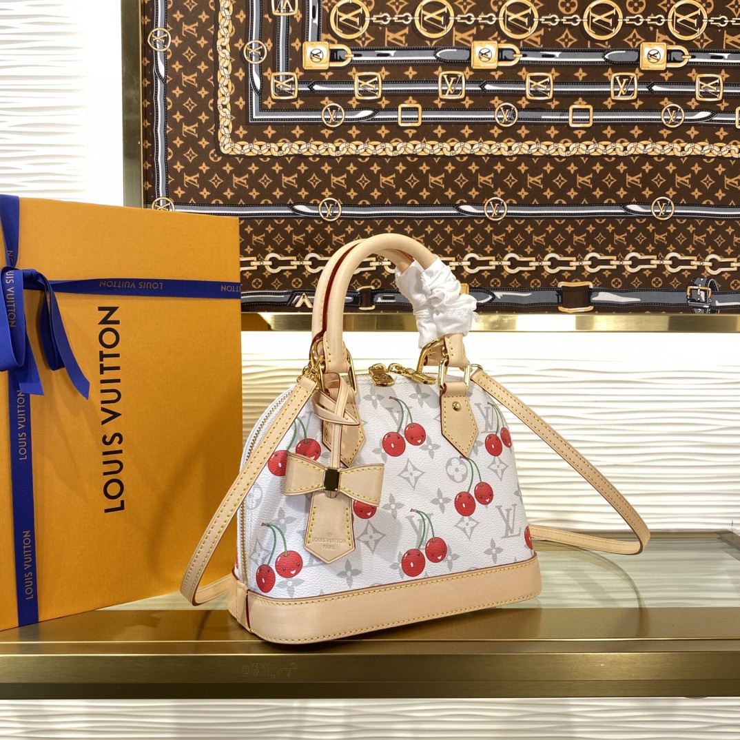 顶级原单  70558858  m14234 樱桃 Alma BB手提包作为Louis Vuitton x Murakami系列欢乐再版的一部分，做出了别致的声明。装饰艺术风格的剪影在房子标志性的Monogram涂层帆布上引人注目，上面装饰着日本艺术家大胆色调的旺盛的樱桃图案。具有代号的天然皮革突出了优雅的Toron顶部手柄、底部和俏皮的蝴蝶结形钥匙扣。
尺寸：23.5 x 17.5 x 11.5厘米