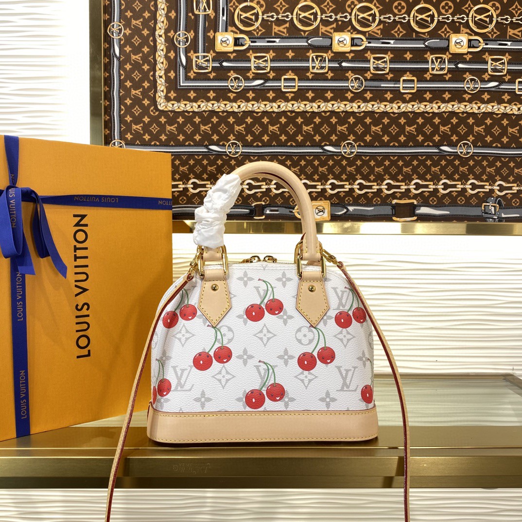 顶级原单  70558858  m14234 樱桃 Alma BB手提包作为Louis Vuitton x Murakami系列欢乐再版的一部分，做出了别致的声明。装饰艺术风格的剪影在房子标志性的Monogram涂层帆布上引人注目，上面装饰着日本艺术家大胆色调的旺盛的樱桃图案。具有代号的天然皮革突出了优雅的Toron顶部手柄、底部和俏皮的蝴蝶结形钥匙扣。
尺寸：23.5 x 17.5 x 11.5厘米