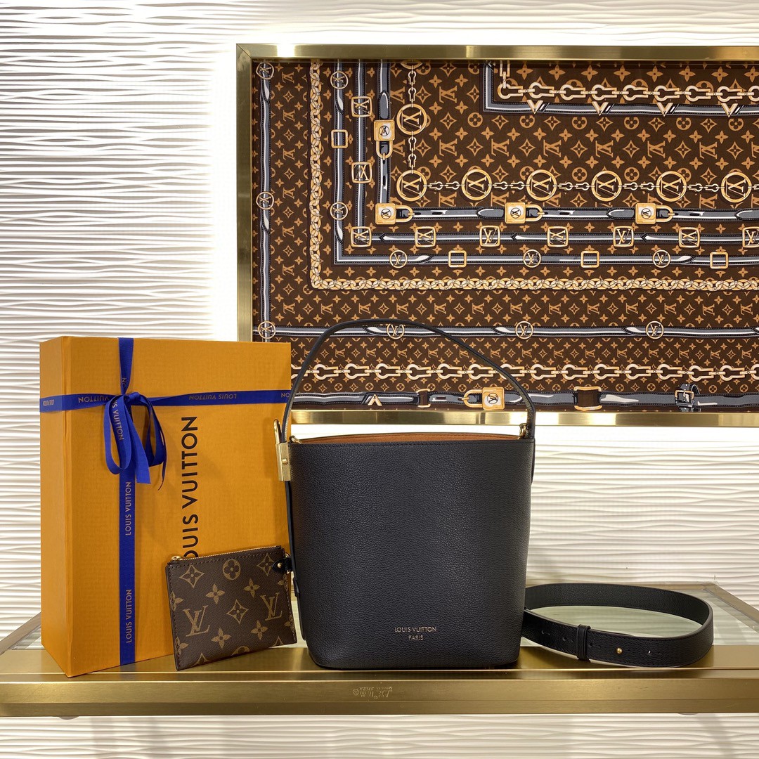 顶级原单 70558858 m25543 黑色 m14416 棕色 本款 All In BB 手袋出自 Low Key 系列，采用粒面牛皮革塑造紧凑水桶包构型，以多种背携方式游刃昼夜场合。做旧金属件传递复古意味，LV 挂锁和可拆卸 Monogram 口袋彰显品牌格调。 尺寸：18 x 12 x 16 厘米