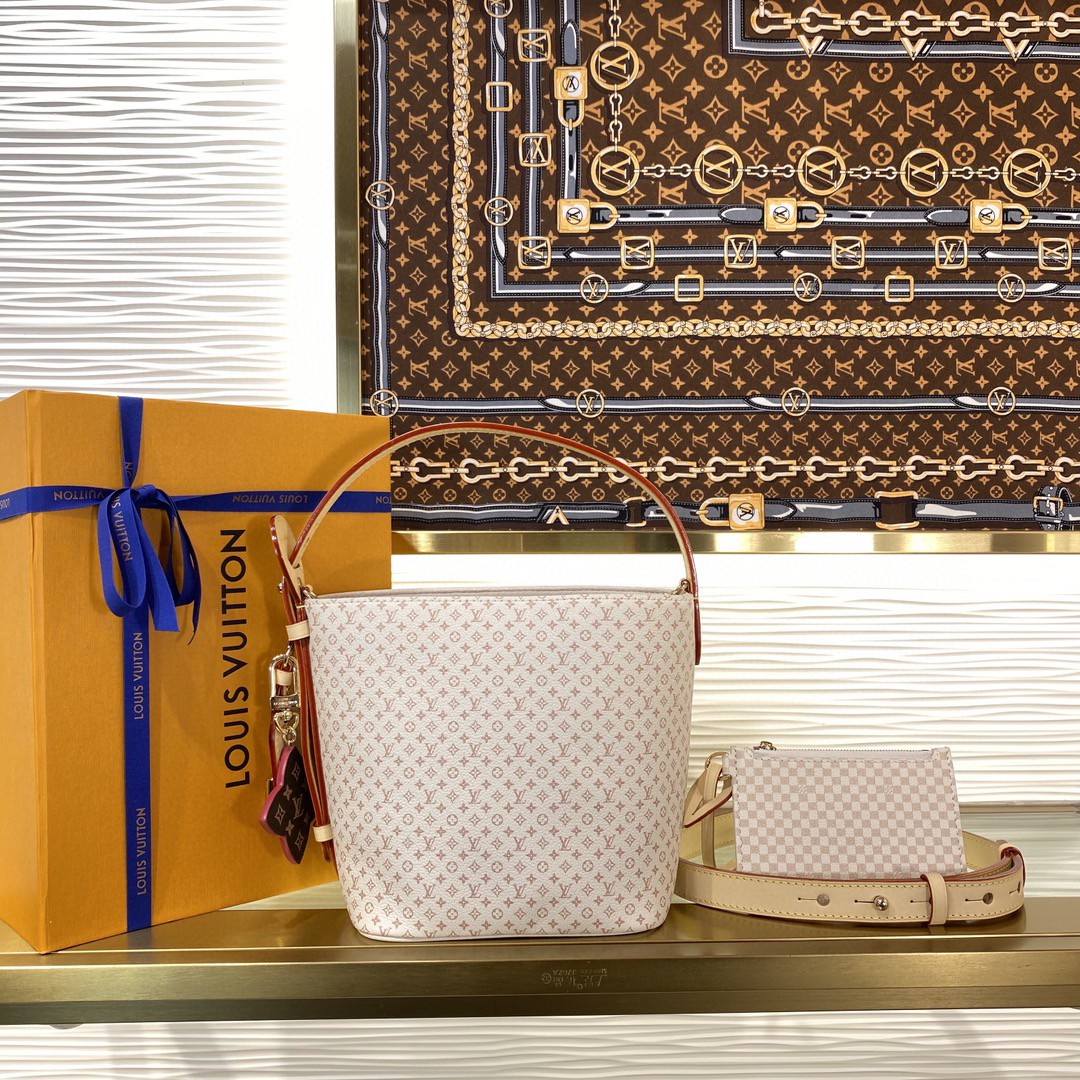 顶级原单 70558858  m15130 沙丘色 这个2025年秋季前版的All In BB展示了LV Romance动画，结合了两个标志性的House图案：Monogram和Damier。它由小牛皮制成，装饰有标志性的挂锁和独家的Bloom魅力。内部尺寸适合日常必需品，包括一个可拆卸的拉链袋，用于存放小物品。
尺寸：16 x 18 x 12 cm