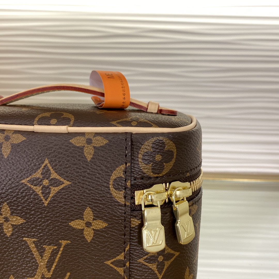 顶级原单 43558833 M44936 Nice Nano 化妆包以 Monogram 帆布塑造精巧构型,可摆放在浴室收纳指甲油或唇膏等美妆用品,或置于手袋归集小件物品.放平手柄即可收入狭小空间. 尺寸:14.0 x 10.2 x 8.5 厘米 (长 x 高 x 宽)