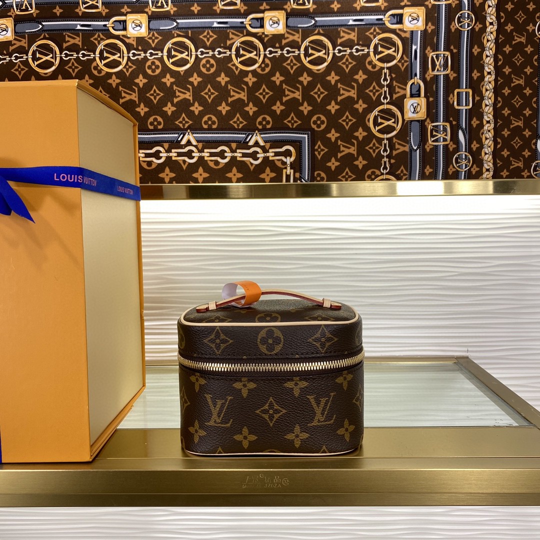 顶级原单 43558833 M44936 Nice Nano 化妆包以 Monogram 帆布塑造精巧构型,可摆放在浴室收纳指甲油或唇膏等美妆用品,或置于手袋归集小件物品.放平手柄即可收入狭小空间. 尺寸:14.0 x 10.2 x 8.5 厘米 (长 x 高 x 宽)