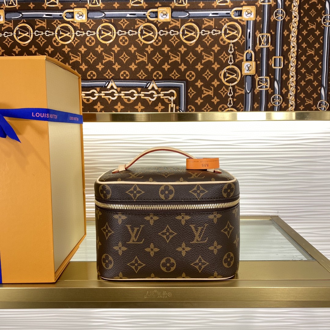 顶级原单 50558838 M44495 老花 Nice 迷你化妆包以柔软的 Monogram 帆布造就精巧身形,搭配放平即可释放空间的皮革手柄,在容纳洗漱用品的同时从容置于旅行袋或手提箱。使用 LV 铭纹金属拉链头轻启双拉链顶部翻盖,内物空间一览无遗。 尺寸:20.0 x 13.5 x 12.0 厘米 (长 x 高 x 宽)