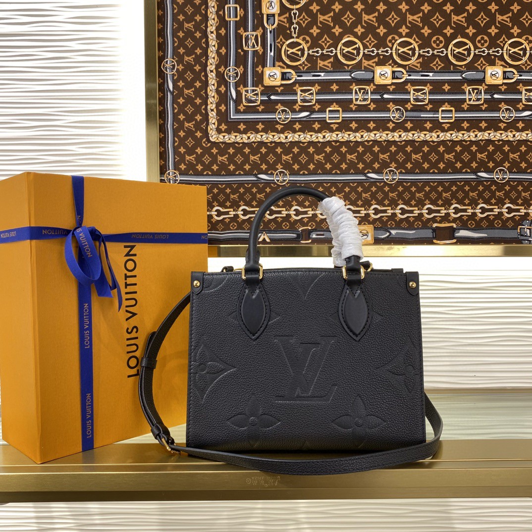 顶级原单 65558853 M45659黑印 M45654白色 M45779杏印 M45653黑色 本款 OnTheGo Tote 包将 Monogram 图案先印染后压印于柔软粒面牛皮,其充裕内里可容纳笔记本电脑及其他办公用品,全皮压大花妈咪袋小bb号,长短手柄便于手提或肩背. 尺寸:25.0 x 11.0 x 19.0 厘米