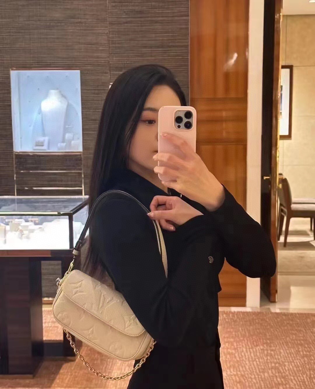 【WALLET ON CHAIN IVY 手袋 】 m82210 81911 奶白色（压花）模特图