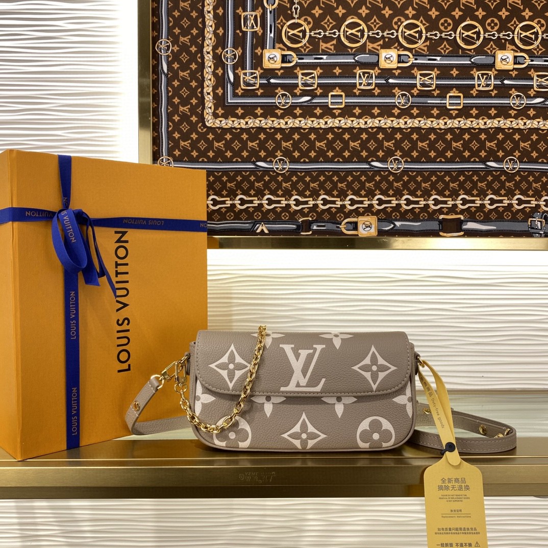 顶级原单 62558850 M82210米白 M82154黑色 M82211灰色Wallet on Chain Ivy 手袋于 Monogram Empreinte 粒面皮革表面压印大号 Monogram 图案,为日常出行和晚间场合再添潮流之选。巧用短链条和可拆卸并调节的皮革肩带,手持、肩背、斜挎随心切换。 尺寸:23.5 x 12.0 x 4.3 厘米 (长 x 高 x 宽)