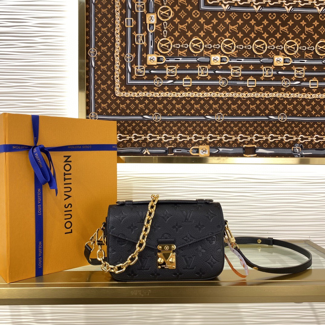 顶级原单 70558858  M11998。M46595黑  M23081 （压花）全皮邮差包系列  小号 East West Métis 手袋 LV邮差包出小号 East West Métis 手袋采用时尚肩背书包造型，富有潮流感。小巧包身选用柔软的Monogram Empreinte皮革面料，配有别致的 S-lock 锁扣和时髦顶部手柄，抛光表面亮泽耀眼。功能多样，空间宽敞。可脱卸长肩带便于肩背或斜挎,乃日常出行良伴。 
尺寸：21.5x6x13.5cm。