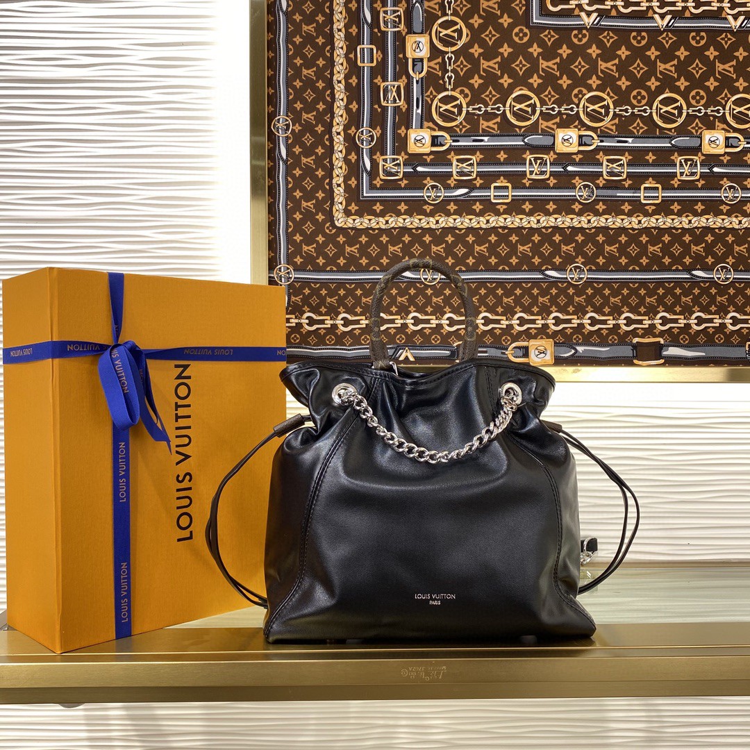 顶级原单 80558868 m25522 黑皮 LV Vibe 系列推出 Off Duty 双肩包,以羊皮革塑造休闲构型,成就日常出行佳选。珠宝般的莹泽链条点缀 LV Circle 标识,亦可轻松切换为单肩包。 尺寸::25 x 10 x 24 厘米