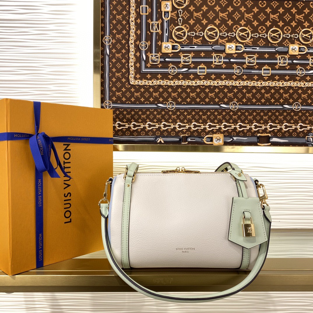 顶级原单 75558863 m26039 黑色 m26360 烟灰绿 m26905 象牙白 本款 Express 小号手袋堪称都市臻品,其设计灵感源自品牌经典 Keepall 旅行袋。选用细腻牛皮革精心打造,饰以 Monogram 经典花纹镶边与内衬,搭配金属件及标志性钥匙包与挂锁,尽显路易威登旅行传统的精髓。精巧尺寸恰能收纳日常随身物件,多种背法随心切换,契合现代都市生活。 尺寸:17 x 13.5 x 26 厘米