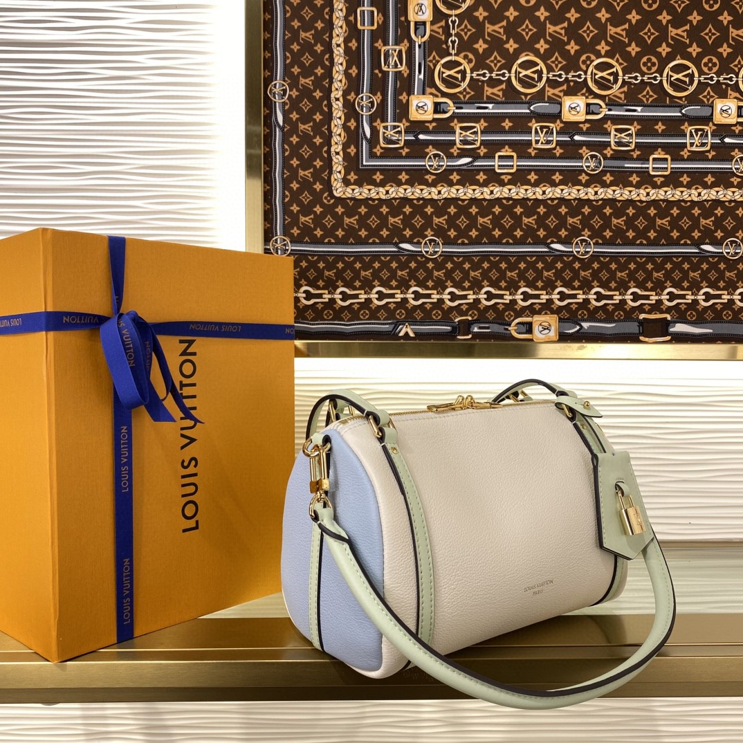 顶级原单 75558863 m26039 黑色 m26360 烟灰绿 m26905 象牙白 本款 Express 小号手袋堪称都市臻品,其设计灵感源自品牌经典 Keepall 旅行袋。选用细腻牛皮革精心打造,饰以 Monogram 经典花纹镶边与内衬,搭配金属件及标志性钥匙包与挂锁,尽显路易威登旅行传统的精髓。精巧尺寸恰能收纳日常随身物件,多种背法随心切换,契合现代都市生活。 尺寸:17 x 13.5 x 26 厘米