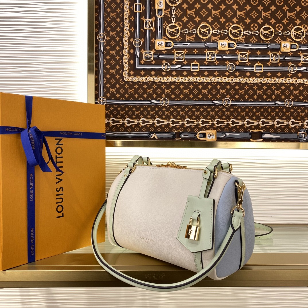 顶级原单 75558863 m26039 黑色 m26360 烟灰绿 m26905 象牙白 本款 Express 小号手袋堪称都市臻品,其设计灵感源自品牌经典 Keepall 旅行袋。选用细腻牛皮革精心打造,饰以 Monogram 经典花纹镶边与内衬,搭配金属件及标志性钥匙包与挂锁,尽显路易威登旅行传统的精髓。精巧尺寸恰能收纳日常随身物件,多种背法随心切换,契合现代都市生活。 尺寸:17 x 13.5 x 26 厘米