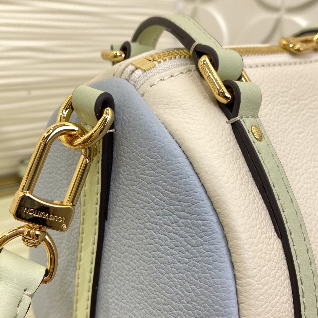 顶级原单 75558863 m26039 黑色 m26360 烟灰绿 m26905 象牙白 本款 Express 小号手袋堪称都市臻品,其设计灵感源自品牌经典 Keepall 旅行袋。选用细腻牛皮革精心打造,饰以 Monogram 经典花纹镶边与内衬,搭配金属件及标志性钥匙包与挂锁,尽显路易威登旅行传统的精髓。精巧尺寸恰能收纳日常随身物件,多种背法随心切换,契合现代都市生活。 尺寸:17 x 13.5 x 26 厘米