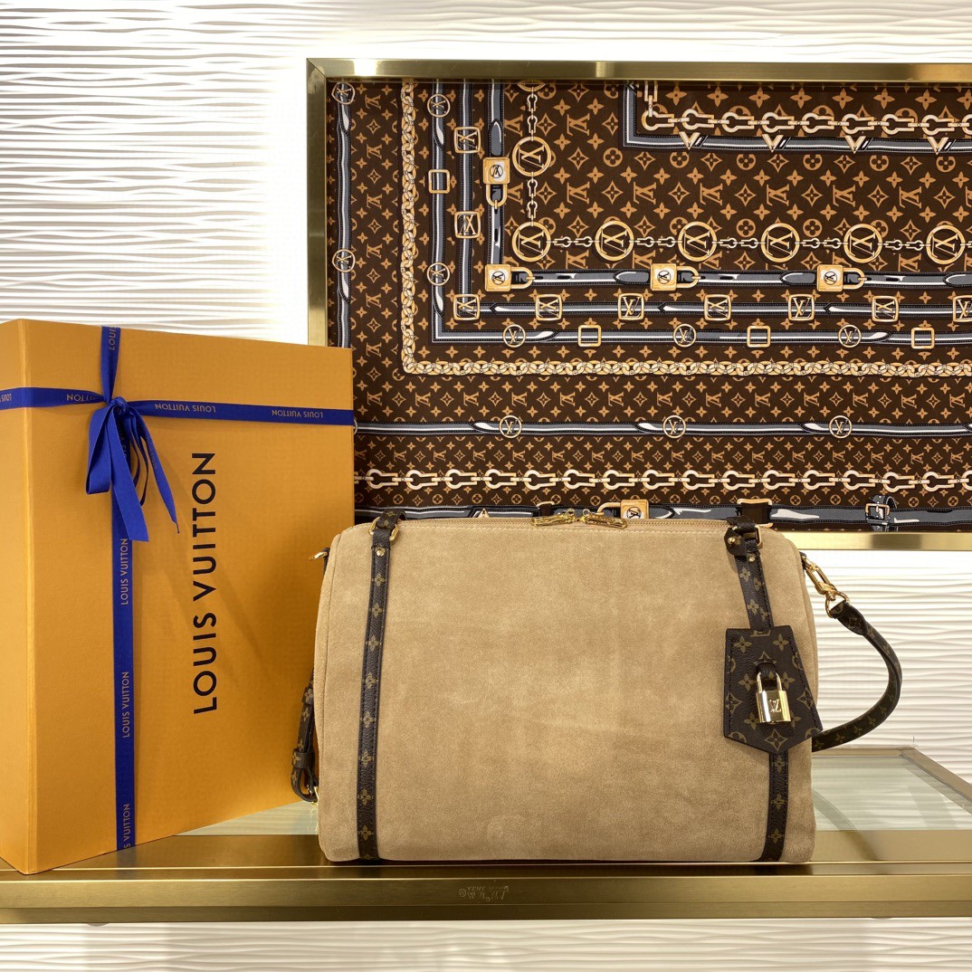 顶级原单 85558873 M26358 磨砂皮 本款 Express 中号手袋选用柔软牛皮革,轻松搭配各类都市造型。设计灵感源自经典 Keepall 手袋,从路易威登档案库中汲取精髓,搭配 Monogram 饰边与内衬,满足现代都市人的快节奏生活需求。标志性钥匙包与挂锁装饰,赋予多种携带方式。
尺寸24 x 18.5 x 36 厘米