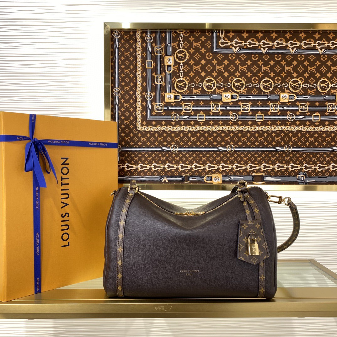 顶级原单 70558868 m26359 深棕色(油腊皮) m26397 乌木色(荔枝纹) 本季 Express 中号手袋专为现代女性匠心打造。本款标志性设计采用牛皮革包身搭配 Monogram 经典帆布饰边。Monogram 提花内衬致敬品牌悠久传承,成就都市生活佳选,可随心切换多种背法。点睛之笔的钥匙包与挂锁,为整体设计增添点睛精妙细节。
尺寸:24 x 18.5 x 36 厘米