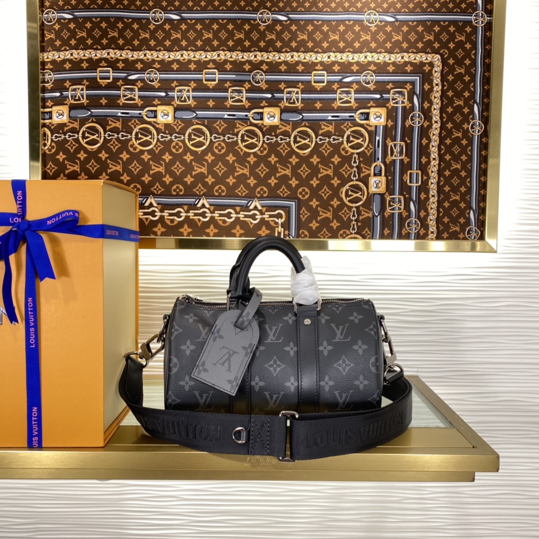 顶级原单 58558845✨M46271黑花 男士枕头包系列 本款 Keepall 25 手袋取材 Monogram Eclipse Reverse 帆布,展现路易威登经典图案的优雅重绎。加固饰带和皮革名牌延续 Keepall 系列的标志性元素,拉链开合令个人物品安全随行。
尺寸:25.0 x 15.0 x 11.0 厘米 (长 x 高 x 宽)