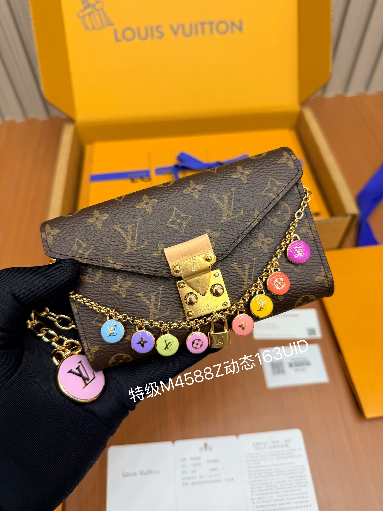 Louis Vuitton M4588Z everyday