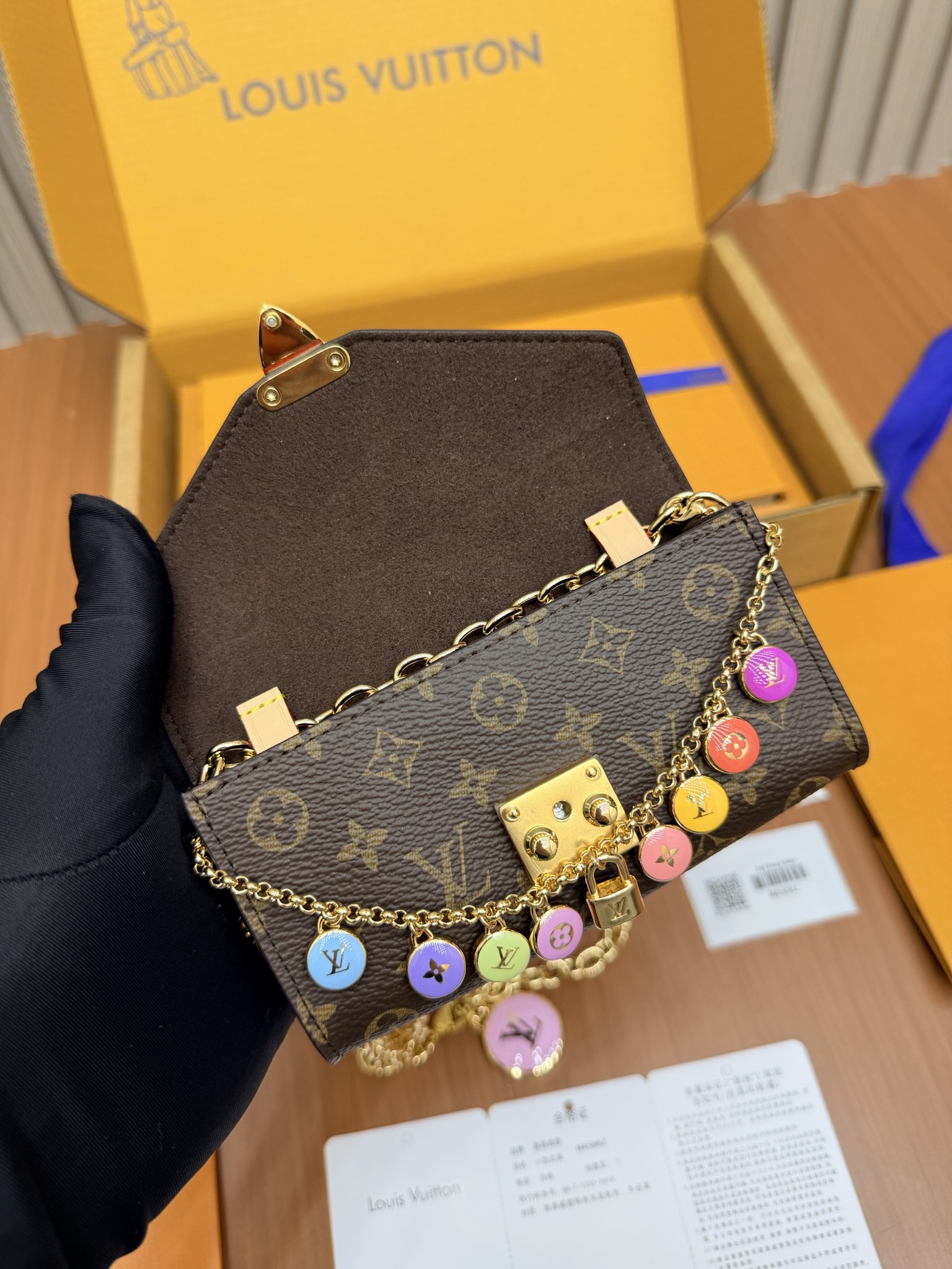 Louis Vuitton M4588Z everyday