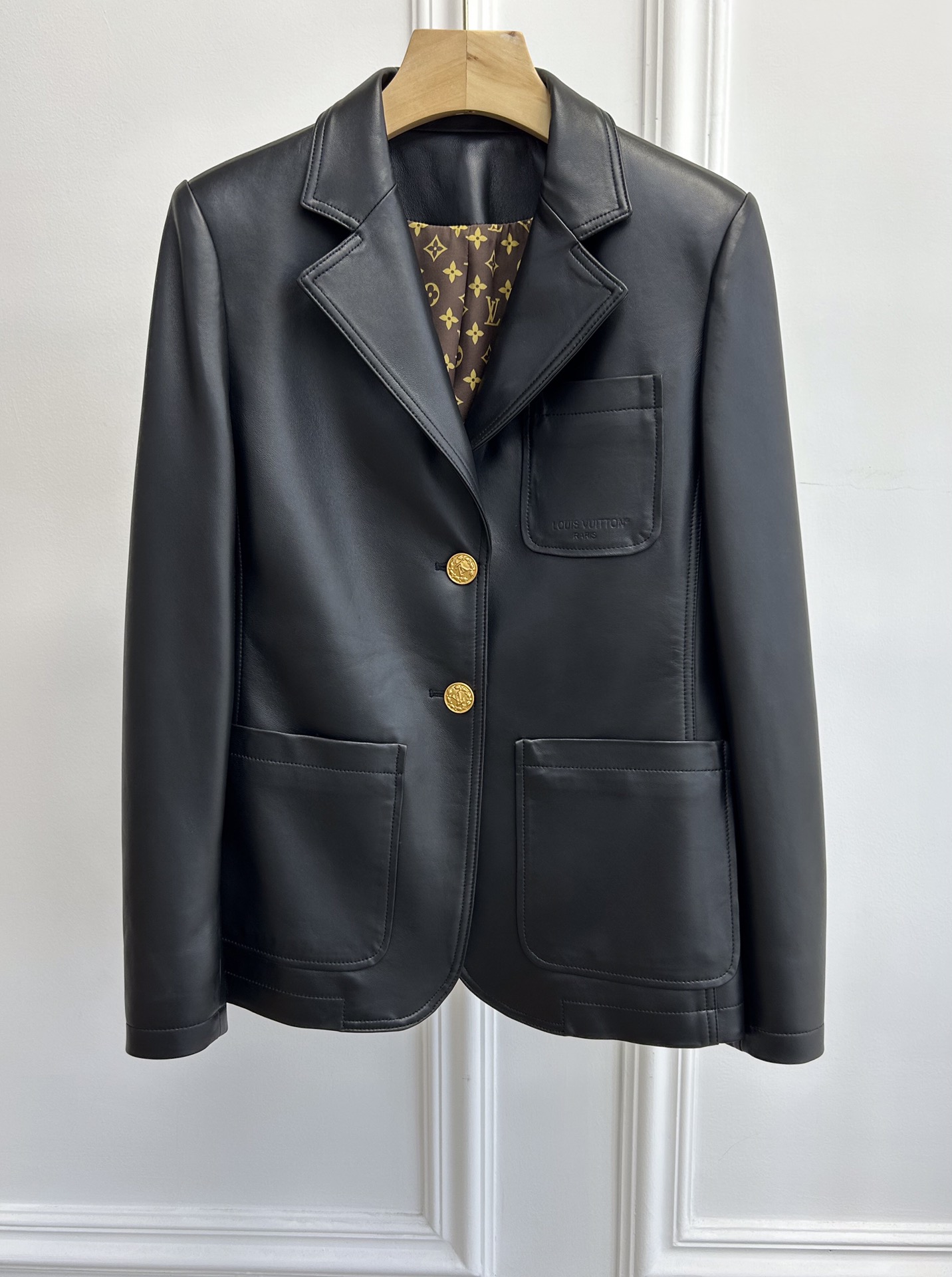 NO:637465,Louis Vuitto* new autumn and winter gold buckle imported lambskin suit leather jacket, Italian sheepskin material, customized original buttons, presbyopic lining, counter details, slim fit and cut, high-end popular leather jacket, ready for stock!  Size 36 38 40 42 pp,Louis Vuitton-clothing,louis vuitton,louis vuitton,leather jacket,sheepskin,alexander wang19860909Louis Vuitto* 秋冬新款金扣进口小羊皮西服皮衣,意大利羊皮材质,定制原版纽扣,老花衬里,专柜细节,修身立裁,高级爆款皮衣,现货！码数36 38 40 42 pp,路易威登-服装,louis vuitton,louis vuitton,leather jacket,sheepskin,alexander wang,Women's clothing