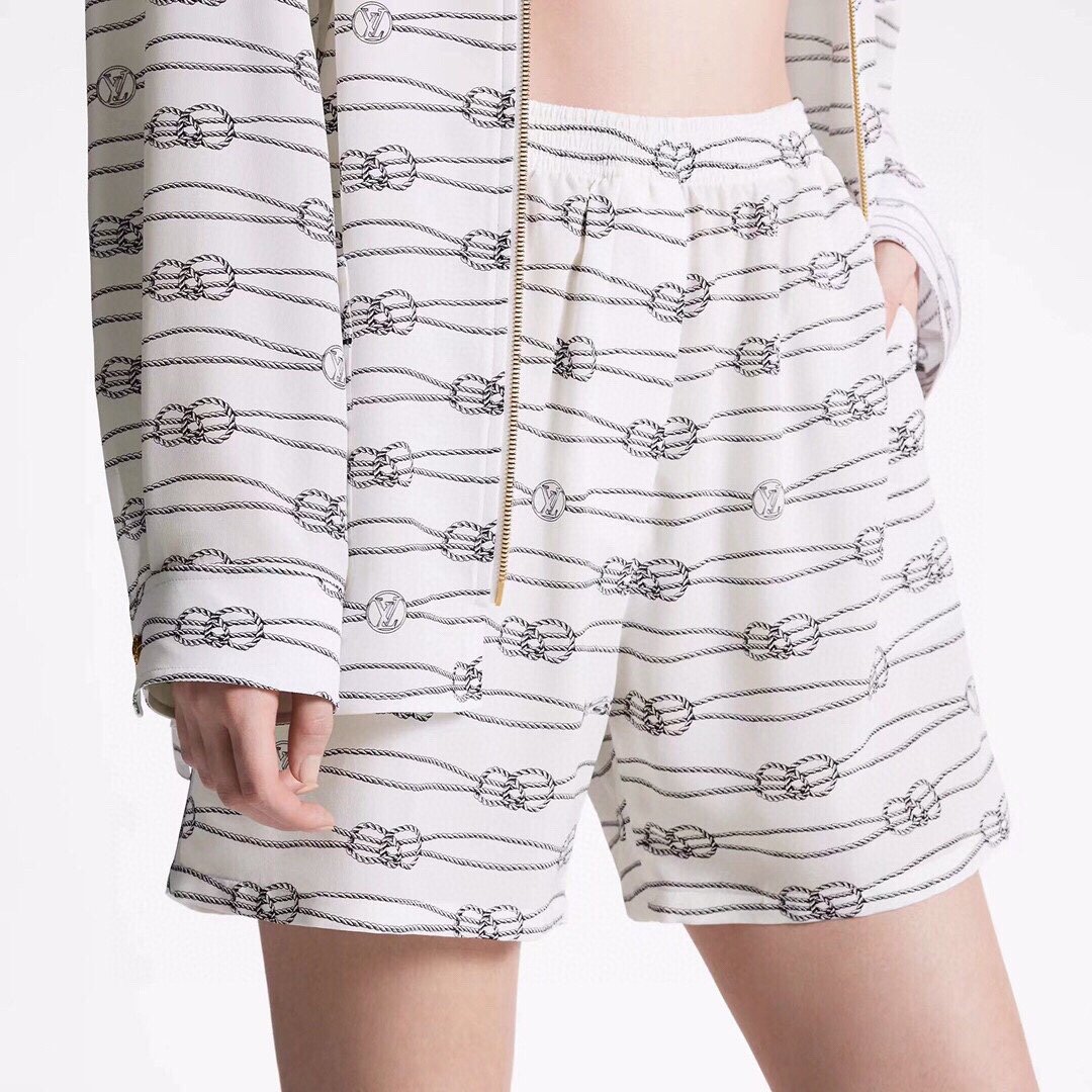 Louis Vuitto* 春夏新款链条印花休闲短裤，进口面料，质感舒适，对版印花工艺，专柜版型，时尚百搭，现货！码数：36 38 40 42