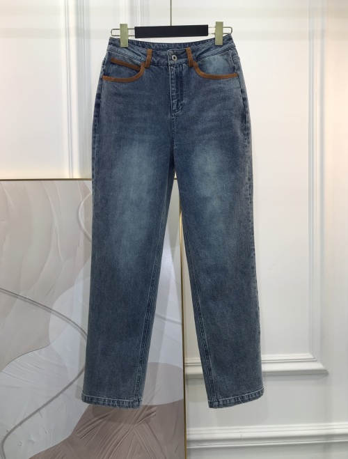 Miu Miu 2025 Early Autumn Color Block Embroidered Letter Jeans 1 Miu Miu 2025 Early Autumn Color Block Embroidered Letter Jeans