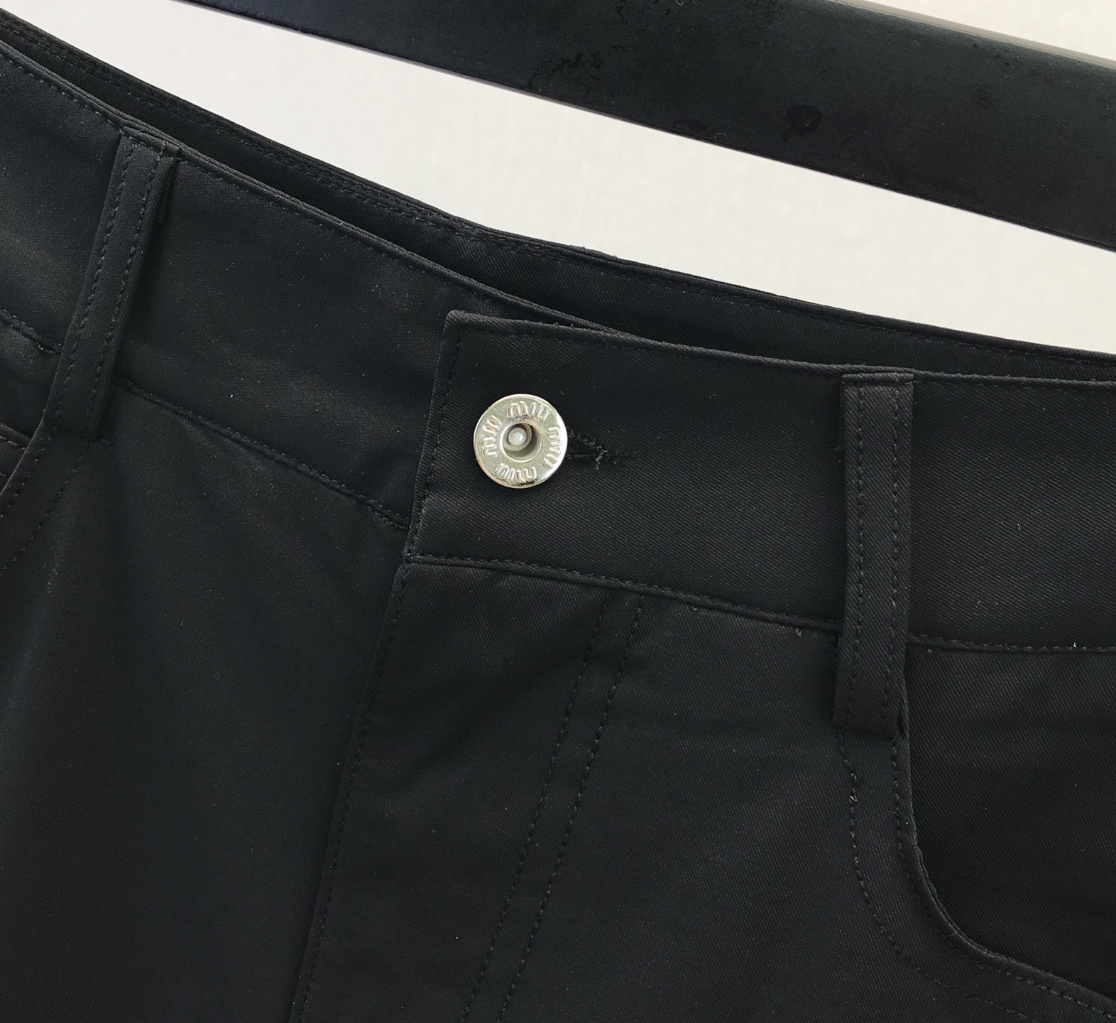 Miu Miu 2025 Spring/Summer Logo Utility Mini Skirt - Two Colors Available 5 i1749750240247 8702 0 3