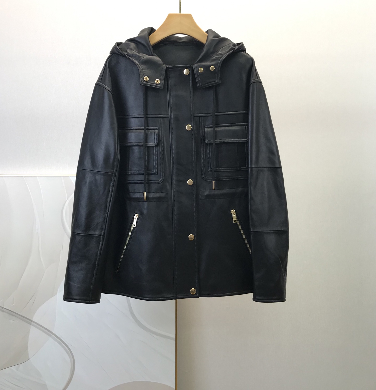 NO:637463,Celin* 2025 new autumn and winter pocket hooded leather jacket, imported lambskin material, molded buttons, customized zippers, carefully cut, drawstring design, counter version, high-end leather jacket, ready stock!  Size 36 38 40 42, Celine-clothing,celine,celine,jackets & coats,leather jacket,sheepskin,hats,alexander wang19860909Celin* 2025秋冬新款口袋连帽皮衣外套,进口小羊皮材质,开模纽扣,定制拉链,精心立裁,抽绳设计,专柜版型,高级皮衣,现货！码数36 38 40 42,赛琳-服装,celine,celine,jackets & coats,leather jacket,sheepskin,hats,alexander wang,Women's clothing