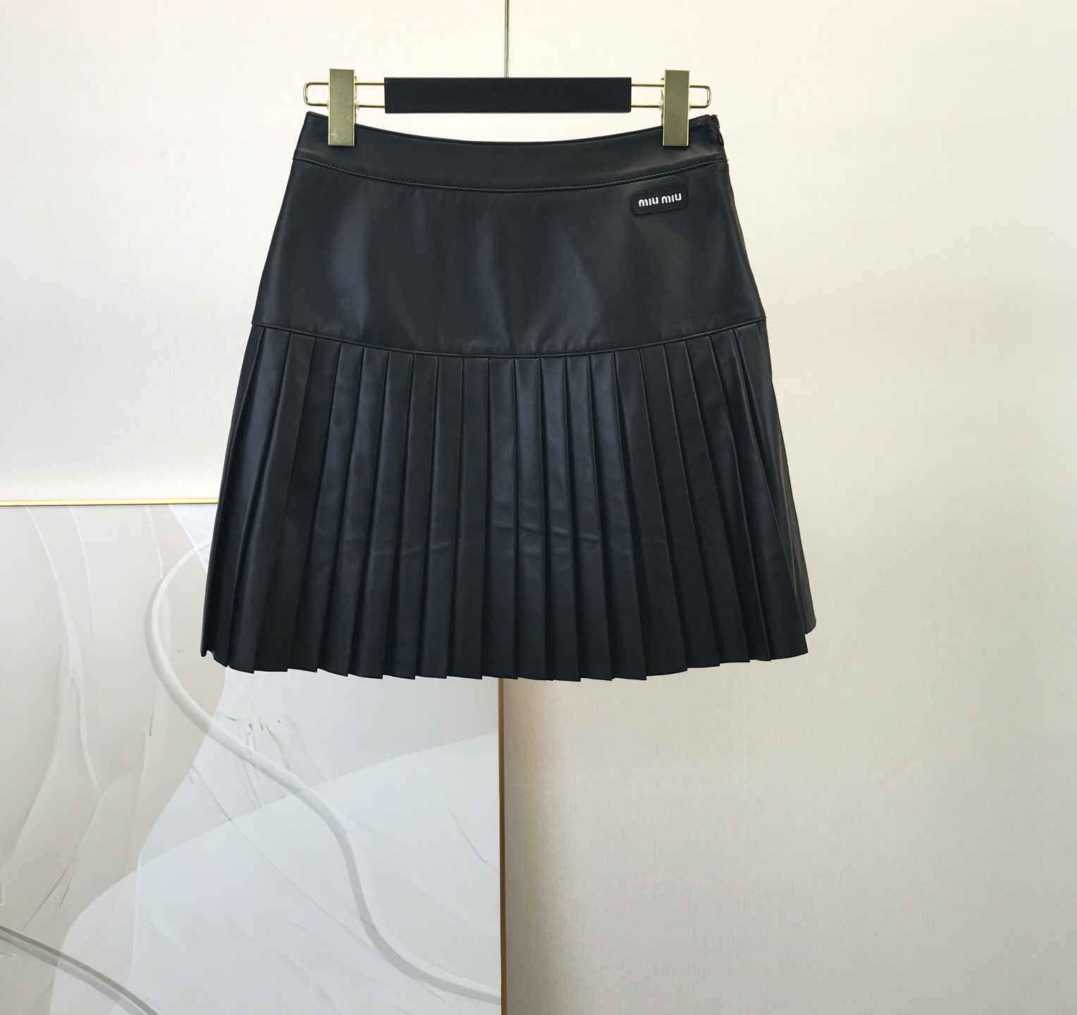 NO:932818,Welfare New products launched!  Miu M*u 2025 new early autumn pleated leather skirt with embroidered letter logo, made of Italian lambskin, embroidered brand logo, pleated technology, high-waisted vertical cut, counter version, modified waist, popular recommendation, in stock!  Code number 36 38 40 42, special price, no return, no exchange, no free shipping, miumiu, skirts, sheepskin,19860909福利 新品上市！Miu M*u 2025早秋新款绣字母logo百褶皮半裙,意大利小羊皮材质,刺绣品牌徽标,压褶工艺,高腰立裁,专柜版型,修饰腰身,爆款推荐,现货！码数36 38 40 42,特价 不退不换不包邮,miumiu,skirts,sheepskin,,Women's clothing