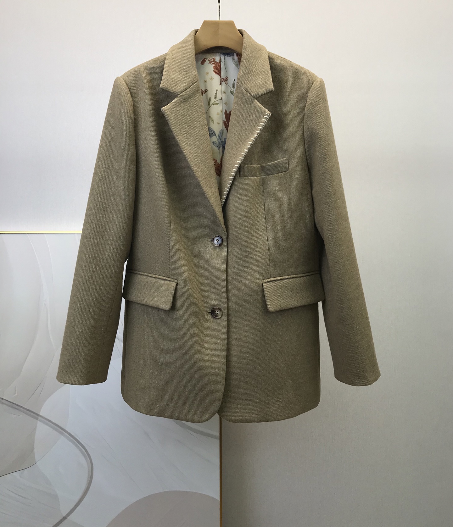 NO:637468,GUCC* 2025 new autumn and winter imported wool suit jacket, imported wool fabric, lining with printed brand technology, slim fit and tailoring, counter version, neat and capable, popular recommendation, ready for sale!  Size 36 38 40 42,Gucci-clothing,gucci,gucci,jackets & coats,alexander wang19860909GUCC* 2025秋冬新款进口羊毛西服外套,进口羊毛面料,里衬印花品牌工艺,修身立裁,专柜版型,利落干练,爆款推荐,现货！码数36 38 40 42,古驰-服装,gucci,gucci,jackets & coats,alexander wang,Women's clothing