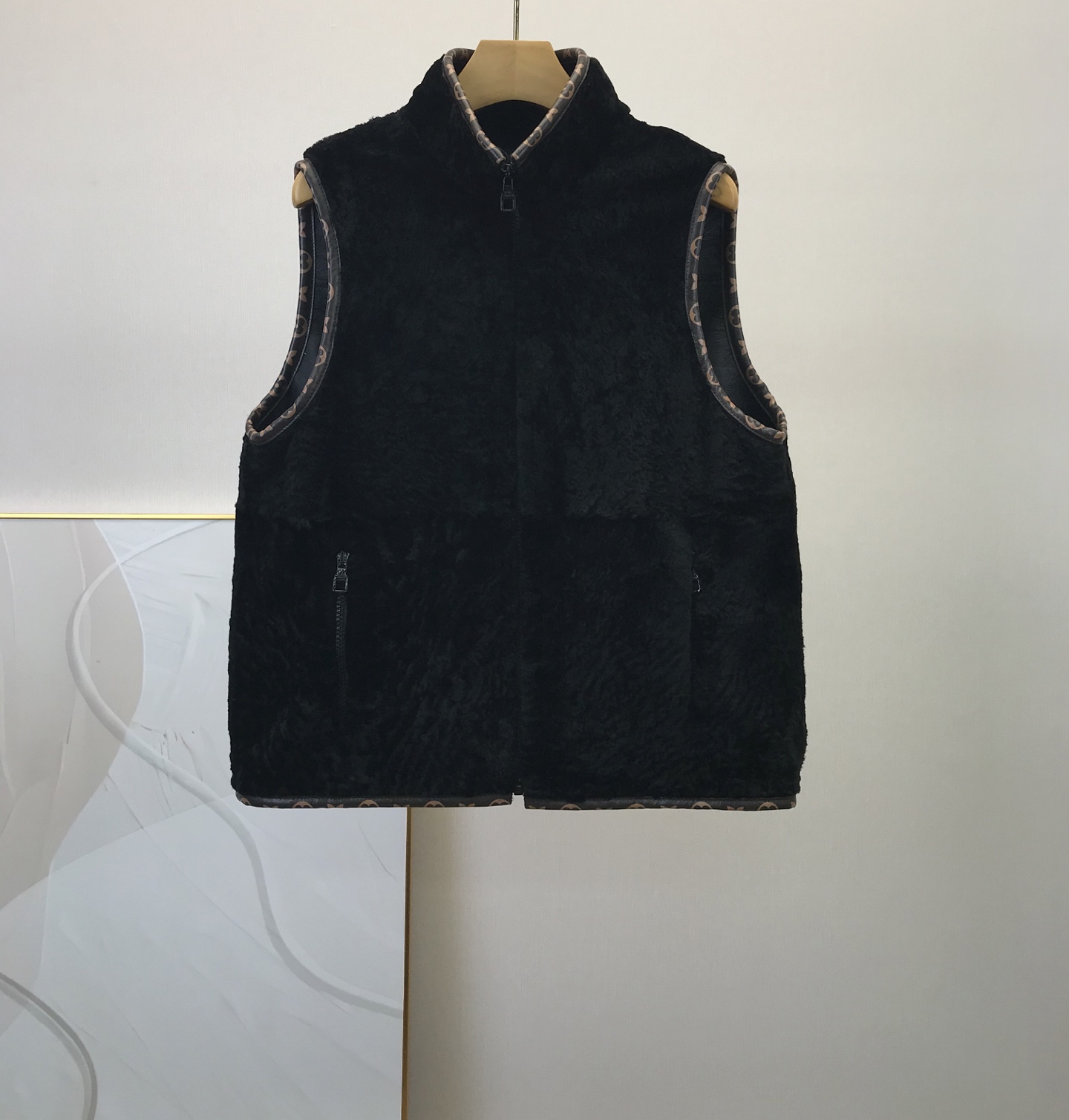 NO:637474,Louis Vuitto* 2025 new autumn and winter new fur integrated vest jacket, made of Italian sheepskin, custom molded zipper, sheepskin old lace design, neat and handsome style, full of high-end sense, counter quality, ready stock!  Size 36 38 40 42,Louis Vuitton-clothing,louis vuitton,louis vuitton,jackets & coats,sheepskin,alexander wang19860909Louis Vuitto* 2025秋冬新款皮毛一体马甲外套,意大利羊皮材质,定制开模拉链,拼羊皮老花边设计,版型利落帅气,高级感十足,专柜品质,现货！码数36 38 40 42,路易威登-服装,louis vuitton,louis vuitton,jackets & coats,sheepskin,alexander wang,Women's clothing