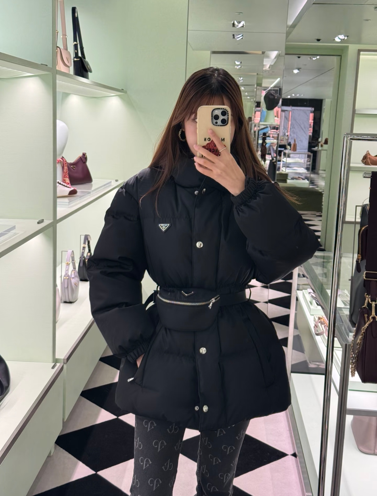 NO:932960,Clearance price, PRAD* new autumn and winter triangle logo waist bag down jacket, imported white goose down filling, customized triangle logo brand logo embellishment, original zipper, matching details, warm and comfortable texture, fashionable and versatile, in stock!  Code number 36 38 40 42, special price, no return, no exchange, no free shipping, prada, jackets & coats, down jacket,19860909清库价,PRAD* 秋冬新款三角标腰包羽绒服外套,进口白鹅绒填充,定制三角标品牌徽标点缀,原版拉链,对版细节,质感保暖舒适,时尚百搭,现货！码数36 38 40 42,特价 不退不换不包邮,prada,jackets & coats,down jacket,,Women's clothing