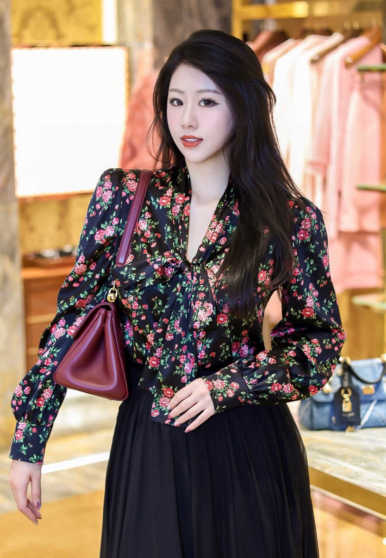 NO:932985,Clearance price, D*G 2026 spring and summer new rose silk printed ribbon shirt, imported silk fabric, smooth and comfortable, on-print printing technology, counter version, fashionable and versatile, advanced customization, ready stock!  Code number 36 38 40 42, special price, no return, no exchange, no free shipping, real silk,19860909清库价,D*G 2026春夏新款玫瑰花真丝印花飘带衬衣,进口真丝面料,丝质顺滑舒适,对版印花工艺,专柜版型,时尚百搭百变,高级定制,现货！码数36 38 40 42,特价 不退不换不包邮,real silk,,Women's clothing