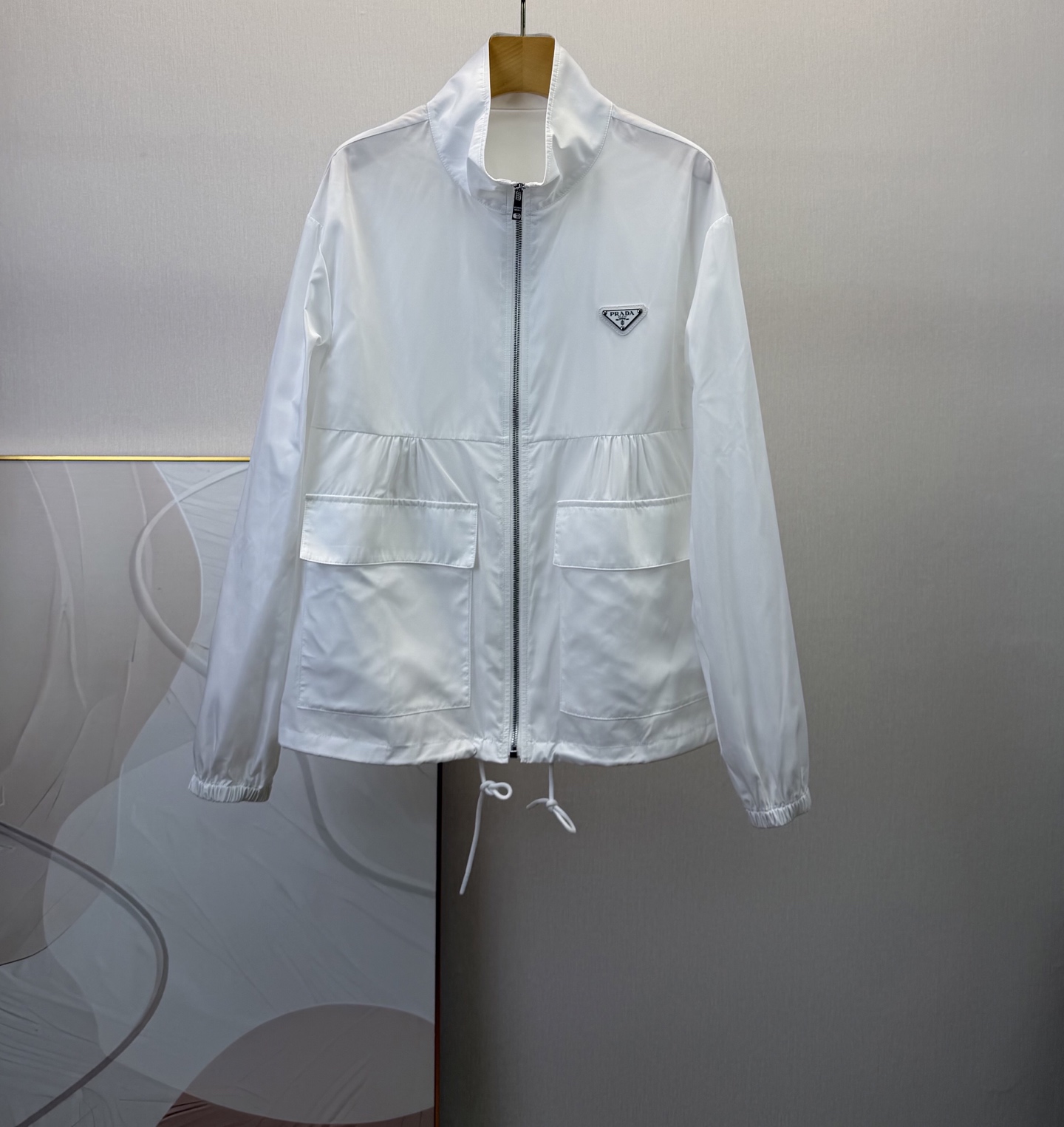 NO:933006,Clearance price, PRAD* 2026 spring and summer new style casual jacket with triangle drawstring pockets, imported fabrics, customized triangle brand logo and zipper, drawstring waist design, counter version, ready stock!  Code number 36 38 40 42, special price, no return, no exchange, no free shipping, prada, jackets & coats,19860909清库价,PRAD* 2026春夏新款三角标抽绳口袋休闲外套,进口面料,定制三角标品牌徽标及拉链,抽绳收腰设计,专柜版型,现货！码数36 38 40 42,特价 不退不换不包邮,prada,jackets & coats,,Women's clothing