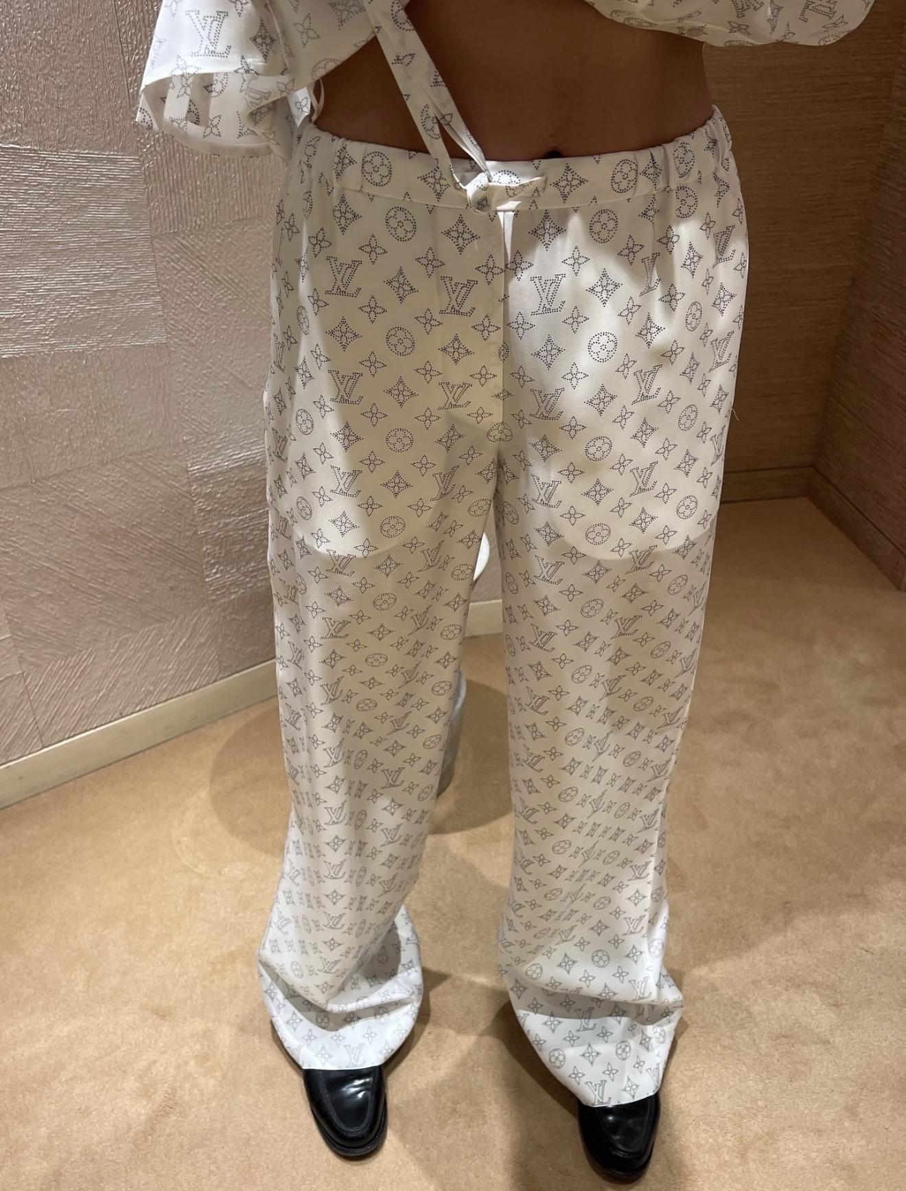 NO:932979,Welfare LV 2026 spring and summer new letter printed silk casual suit, customized imported silk fabric, printing technology, pattern matching details, super true color, counter version, high-end texture, ready stock!  Size 36 38 40 42 (only pants), special price, no return, no exchange, no free shipping, louis vuitton, real silk,19860909福利 LV 2026春夏新款字母印花真丝休闲套装,定制进口真丝面料,印花工艺,对版细节,颜色超正,专柜版型,高级质感,现货！码数36 38 40 42（只有裤子）,特价 不退不换不包邮,louis vuitton,real silk,,Women's clothing