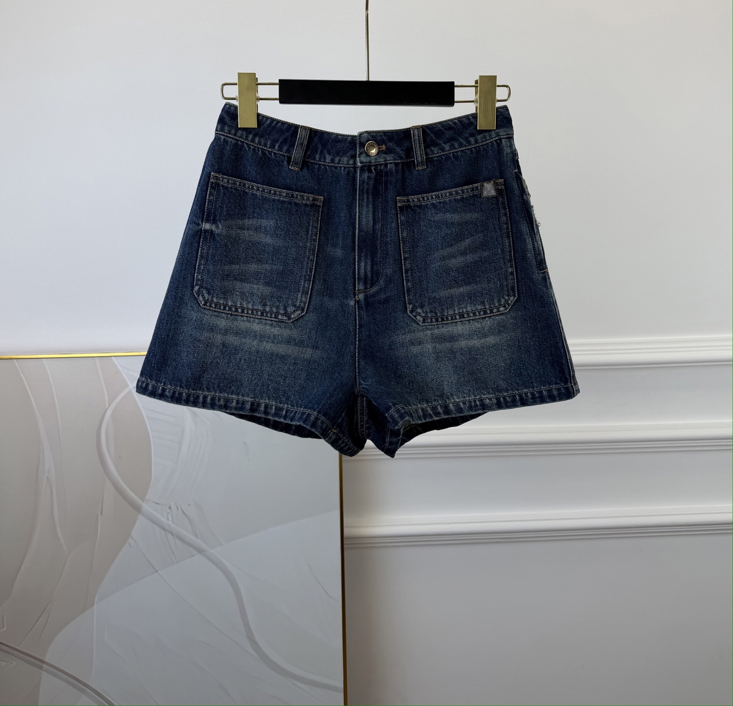 NO:932954,Benefits Louis Vuitto* 2026 spring and summer new denim shorts with pocket leather brand, imported fabrics, original molded buttons, customized leather brand, two-pocket design, fitted version, the upper body looks taller and slimmer, fashionable and versatile, ready for sale!  Code number 36 38 40 42, special price, no return, no exchange, no free shipping, louis vuitton, shorts,19860909福利 Louis Vuitto* 2026春夏新款口袋皮牌牛仔短裤,进口面料,原版开模纽扣,定制皮牌,两口袋设计,合身版型,上身显高显瘦,时尚百搭,现货！码数36 38 40 42,特价 不退不换不包邮,louis vuitton,shorts,,Women's clothing